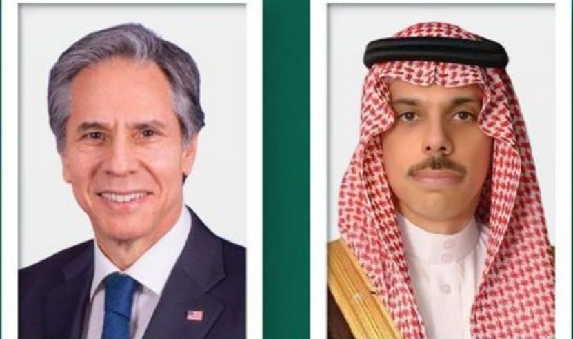 فيصل بن فرحان يتلقى اتصالًا هاتفيًّا من بلينكن