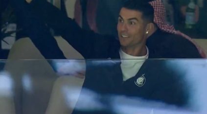 رونالدو يحتفل بأهداف النصر بالعرضة السعودية في المدرجات