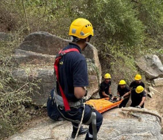 إنقاذ مخالف سقط من منطقة جبلية في جازان