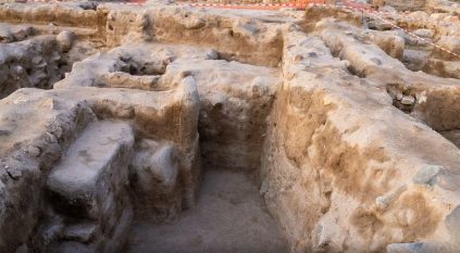 اكتشاف وحدات سكنية وأوان حجرية في موقع جرش الأثري