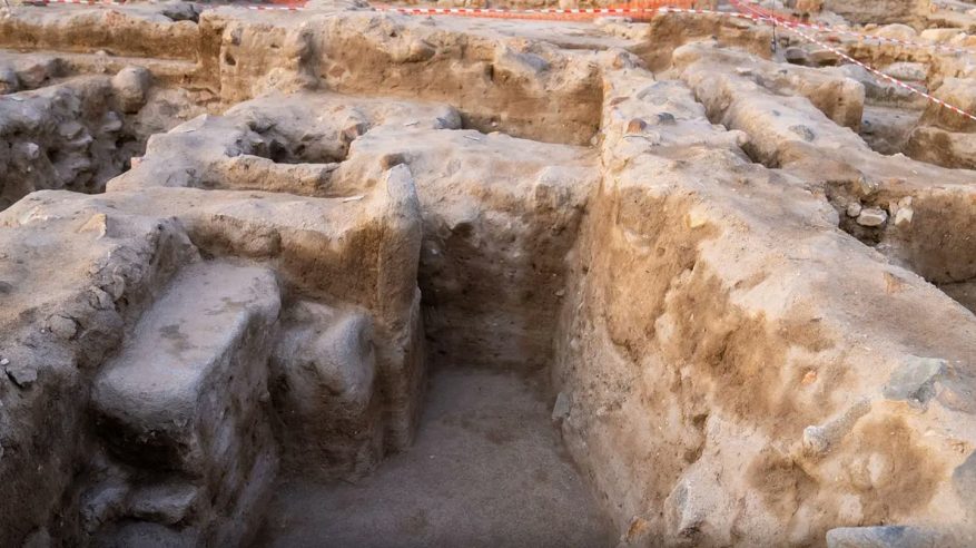 اكتشاف وحدات سكنية وأوان حجرية في موقع جرش الأثري