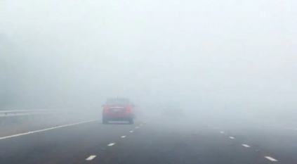 تنبيه من تدنٍ في مدى الرؤية الأفقية بسبب الضباب في طريف
