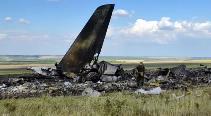 لحظة سقوط طائرة عسكرية روسية تقل 15 فردًا