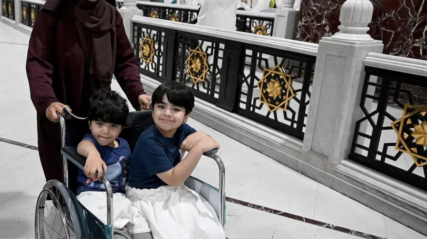 رواد المسجد الحرام يصطحبون أطفالهم لأداء العمرة خلال رمضان
