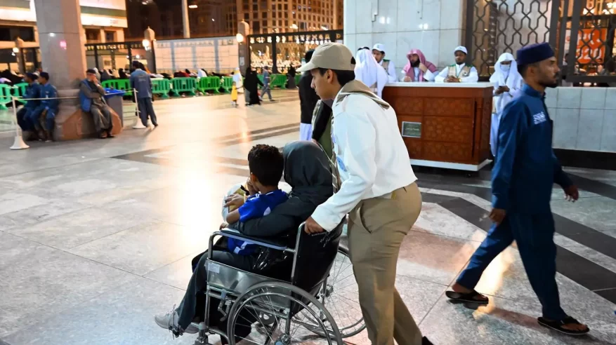 سواعد العطاء ترسم مشاهد البذل والإنسانية في رحاب المسجد النبوي