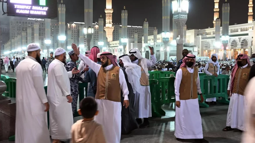 إدارة الحشود بالمسجد النبوي جهود يومية لتنظيم حركة المصلين