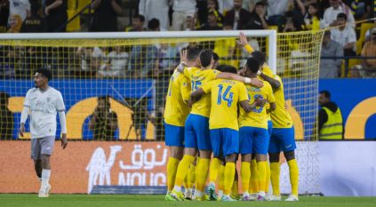 النصر يتقدم على الطائي ويستغل النقص العددي بالشوط الأول