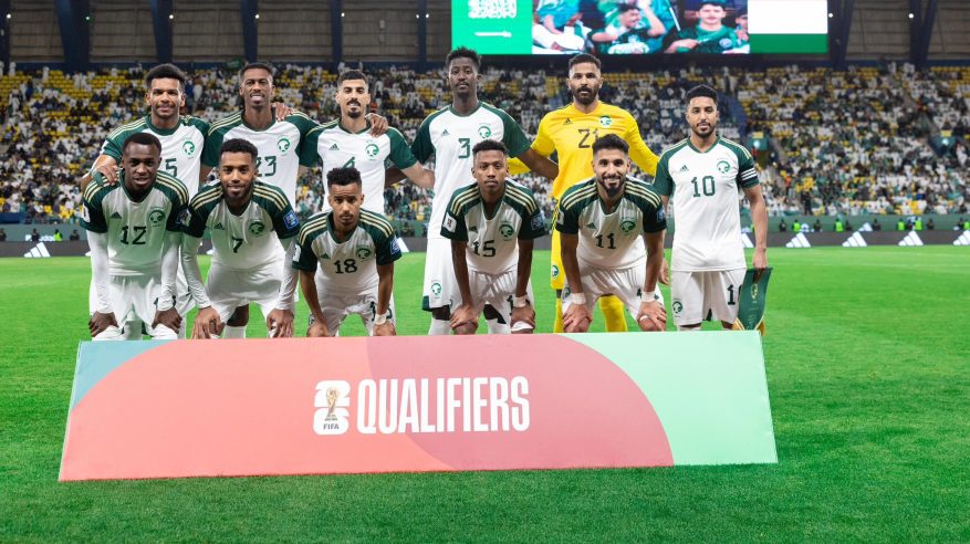 عدم احتفال ثلاثي المنتخب السعودي مع الجماهير يثير أزمة