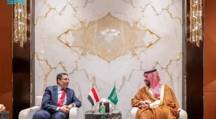 خالد بن سلمان يستعرض التطورات مع رئيس الوزراء اليمني