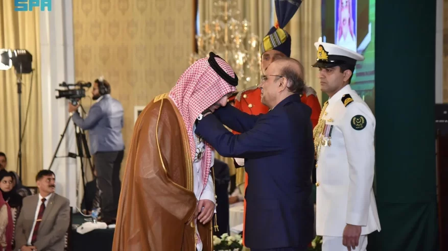 رئيس باكستان يمنح رئيس الصندوق السعودي للتنمية وسام هلال قائد أعظم