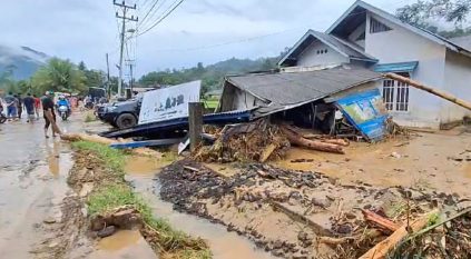 لحظة وقوع فيضانات إندونيسيا وسقوط 19 قتيلًا