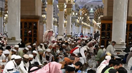 سُفر إفطار الصائمين.. مشهد يجسد معاني البذل والخير في رحاب المسجد النبوي