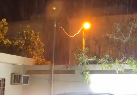 لقطات لهطول الأمطار على أحياء غرب الرياض