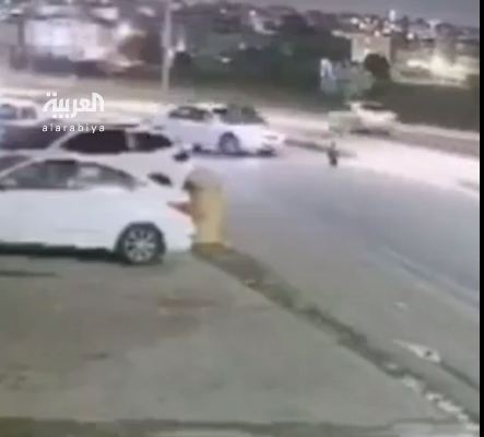 مواطن يخاطر بحياته ويعترض مركبة مسرعة لإنقاذ طفل بالخرج