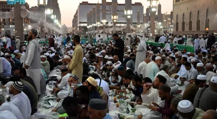 لحظة إفطار الصائمين في الحرمين الشريفين أول أيام رمضان