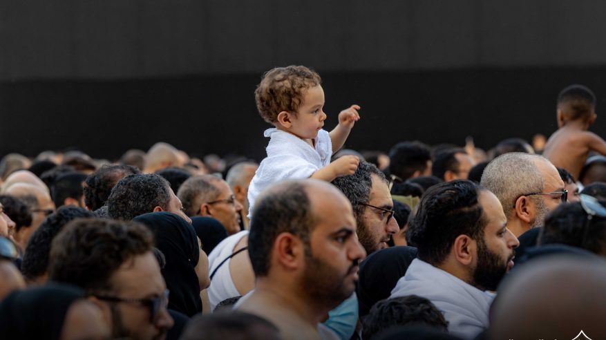 الأطفال يشاركون ذويهم رحلة العمرة الروحانية