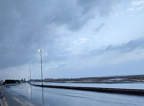 أمطار الخير تهطل على شمال وشرق جدة وتظهر جمال الأجواء