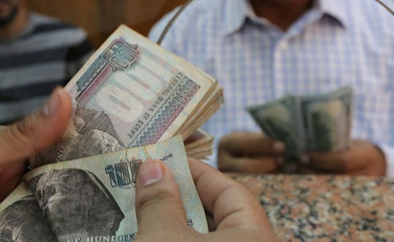تعويم الجنيه إجراء قاسٍ للقضاء على السوق السوداء في مصر