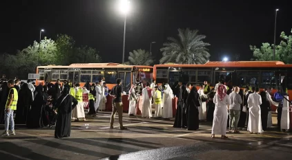 حافلات النقل الترددي تنقل آلاف المصلين إلى المسجد النبوي