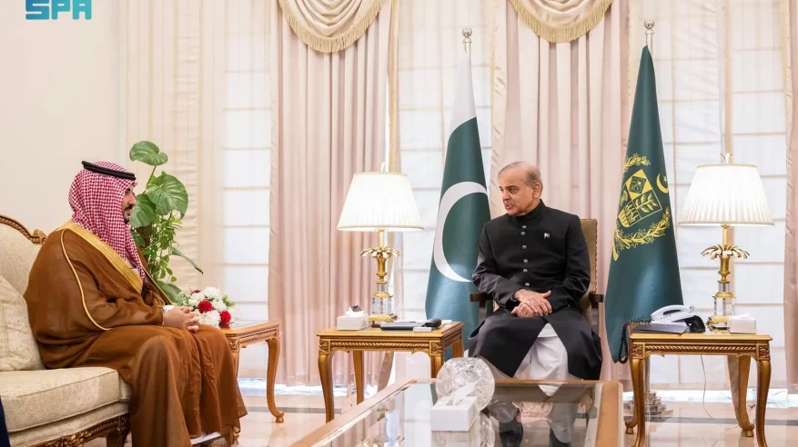 رئيس وزراء باكستان يستقبل خالد بن سلمان ويبحثان سبل تعزيز العلاقات