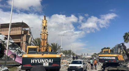 بوكلين مخالف سبب سقوط جسر المشاة في خميس مشيط