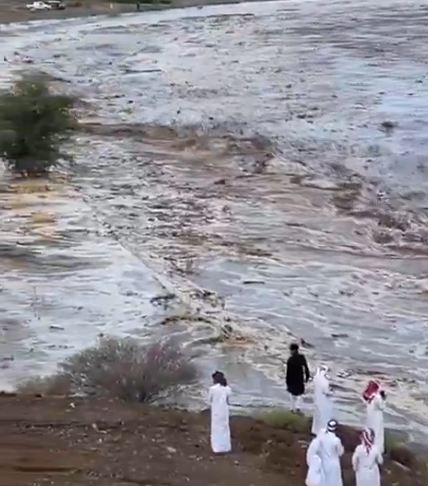 أمواج ملاطمة لسيول وادي رنية وشلالات بتنومة