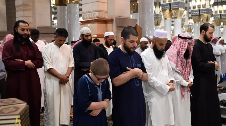 الأطفال برفقة آبائهم.. مشهد إيماني فريد في المسجد النبوي