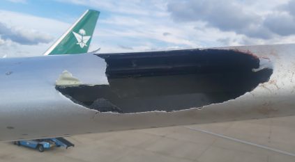 صور متداولة .. طائر كبير يصطدم بجسم طائرة سعودية في مطار هيثرو