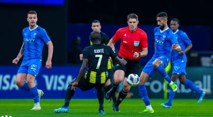 شاهد .. لاعبو الهلال والاتحاد يؤدون صلاة عيد الفطر .. والهلاليون يمازحون كانتي