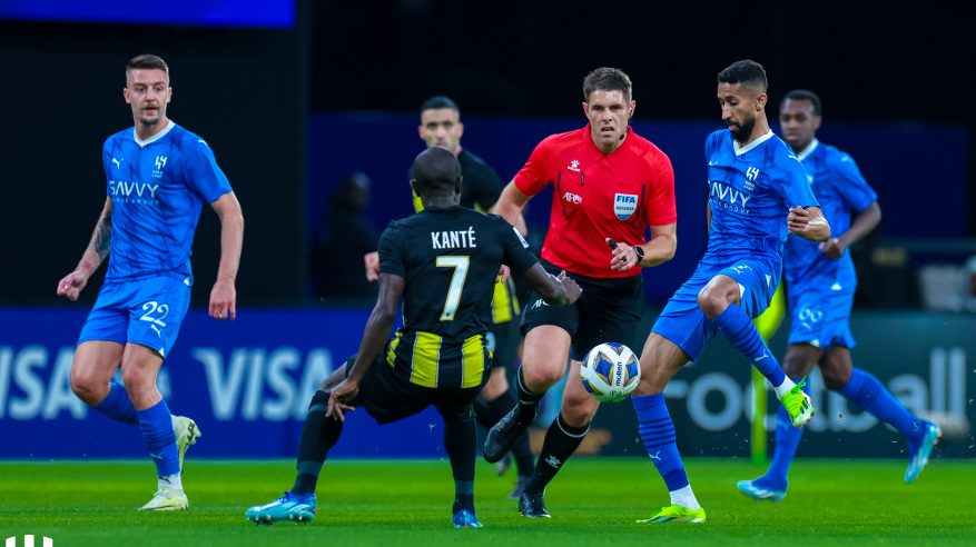 شاهد .. لاعبو الهلال والاتحاد يؤدون صلاة عيد الفطر .. والهلاليون يمازحون كانتي