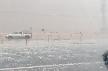 أمطار غزيرة وبرد كثيف على العاصمة الرياض