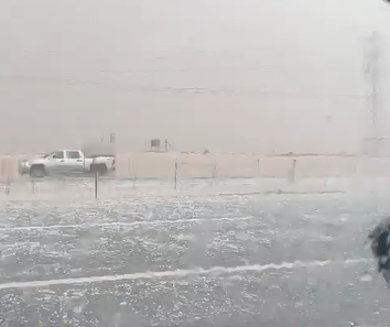 أمطار غزيرة وبرد كثيف على العاصمة الرياض