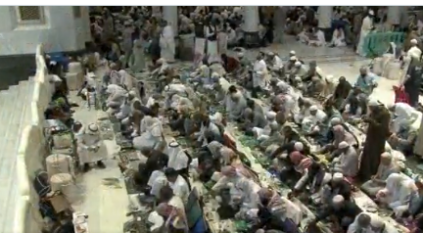 لحظة إفطار المعتمرين والمصلين في المسجد الحرام