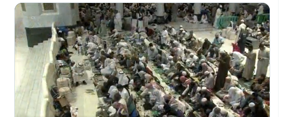 لحظة إفطار المعتمرين والمصلين في المسجد الحرام