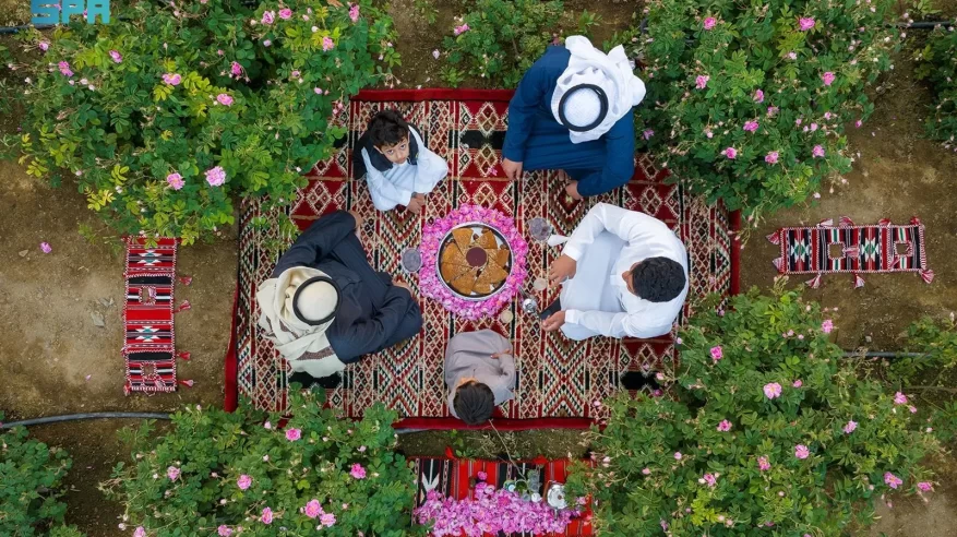 ورد الطائف يصافح موائد إفطار الصائمين في ليالي رمضان