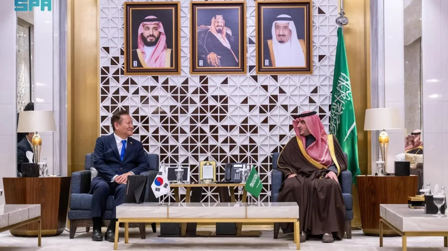 عبدالعزيز بن سعود يبحث التعاون الأمني مع وزير الداخلية الكوري