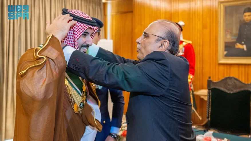 رئيس باكستان يستقبل خالد بن سلمان ويقلده أعلى وسام مدني