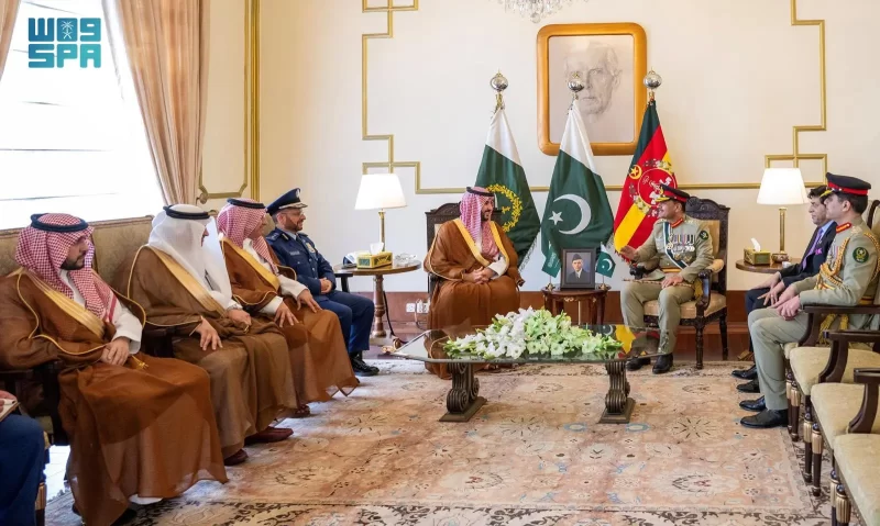 خالد بن سلمان يبحث مع قائد الجيش الباكستاني الشراكة الإستراتيجية الدفاعية