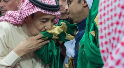 العلم الوطني السعودي رمز العزة والشموخ وشاهد على مسيرة التنمية