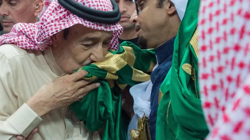 العلم الوطني السعودي رمز العزة والشموخ وشاهد على مسيرة التنمية