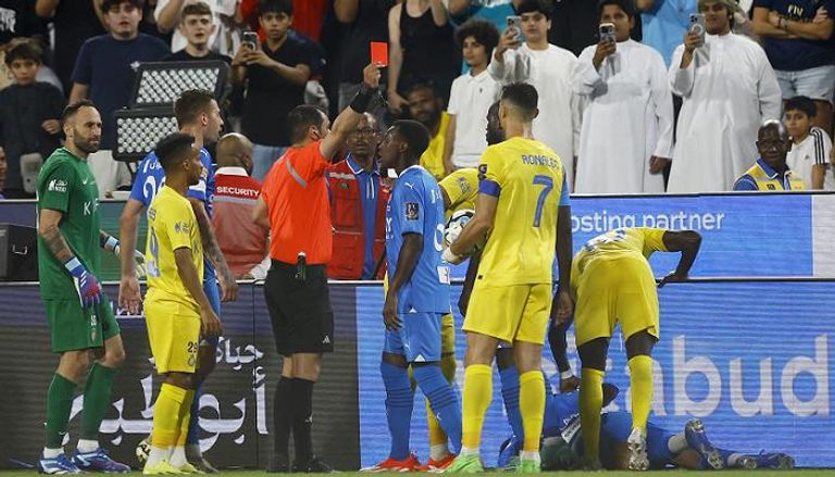 أول رد فعل من النصر بعد طرد رونالدو أمام الهلال