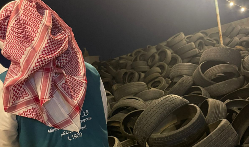 ضبط عمالة مخالفة تقوم بتدوير الإطارات منتهية الصلاحية في القصيم