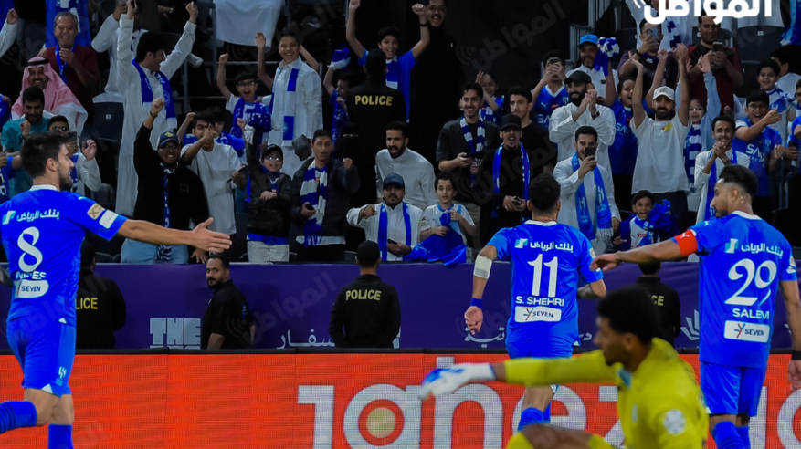 الهلال يواصل انفراده بالصدارة بثلاثية في الأخدود