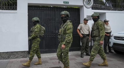 المكسيك تقطع العلاقات مع الإكوادور بسبب مداهمة السفارة