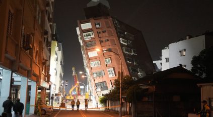 لحظة انهيار مبنى أثناء وقوع زلزال قوي في تايوان