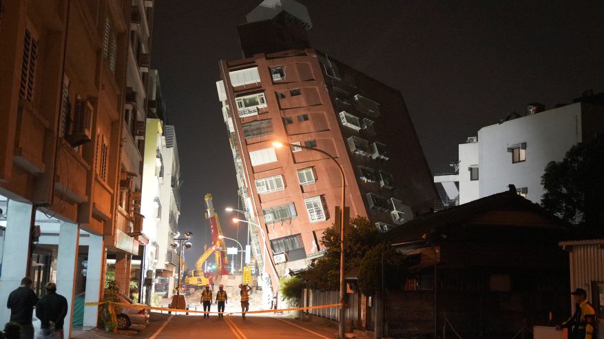 لحظة انهيار مبنى أثناء وقوع زلزال قوي في تايوان