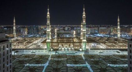 المصلون يؤدون العشاء والتراويح في المسجد النبوي ليلة 27 رمضان