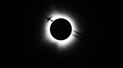لقطة مذهلة لكسوف الشمس الكلي أثناء مرور طائرة