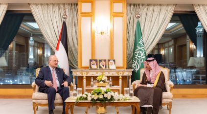 فيصل بن فرحان يبحث المستجدات مع رئيس وزراء فلسطين