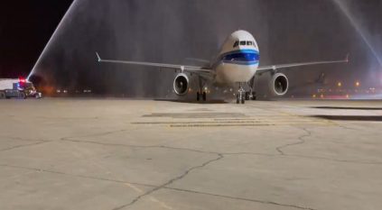 لقطات للاحتفال بوصول أول طائرة من بكين إلى الرياض